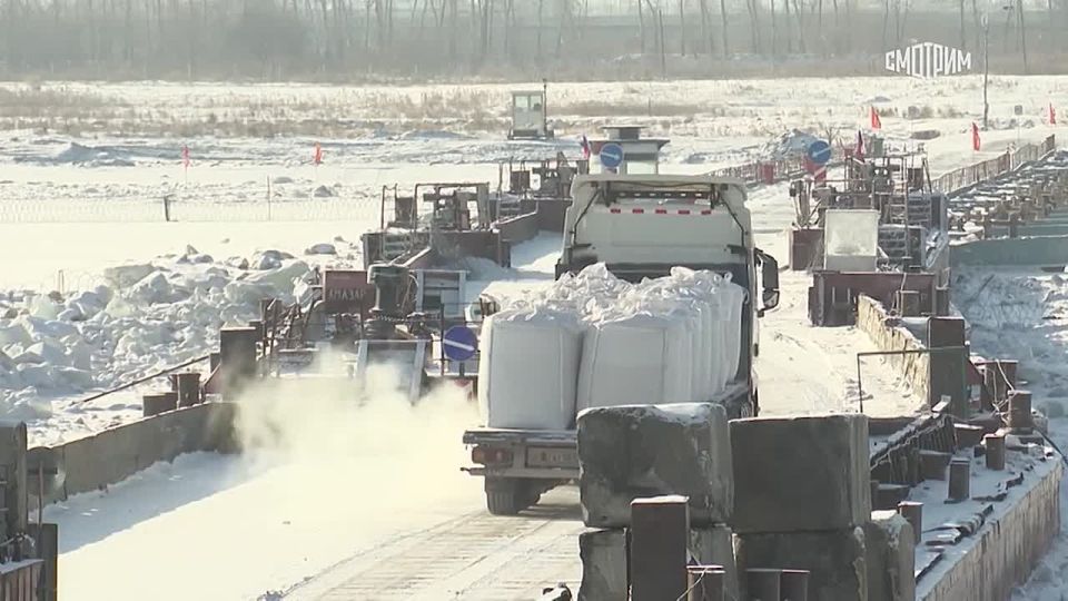 11111 Между российским Благовещенском и китайским Хэйхэ открылась понтонная переправа из вмороженных в лед Амура барж