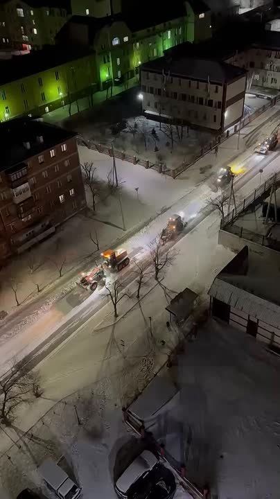 Улан-удэнцы сняли эпичное видео работы спецтехники КБУ в Октябрьском районе на ул. Больничная. Другой снегоуборочный комплекс работал ночью в Железнодорожном районе на ул. Комсомольская