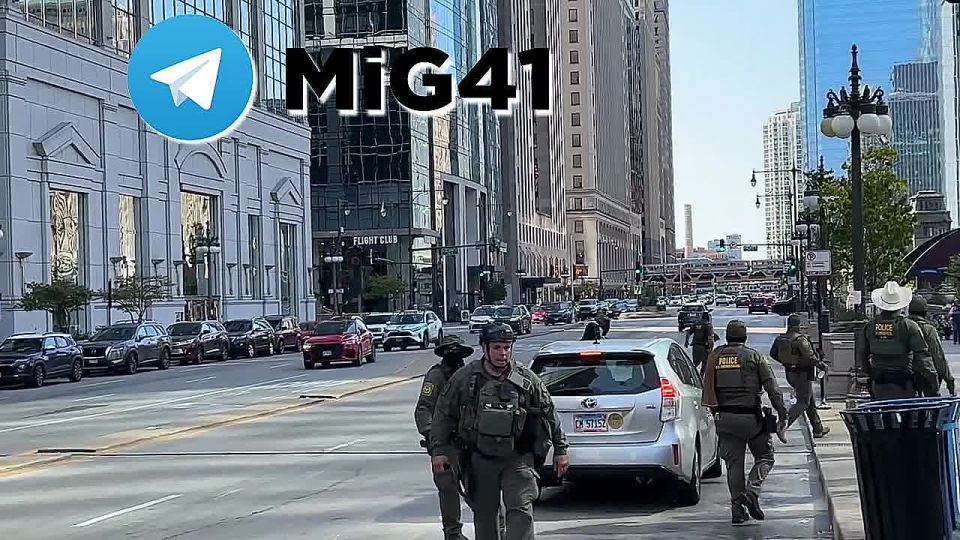 Это очень смешно. В Чикаго целая толпа хорошо экипированных сотрудников ICE (иммиграционная и таможенная полиция США) не смогла справиться всего лишь с одним нелегальным мигрантом