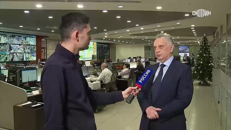 "Мы с высокой эмпатией старались обеспечить весь тот поток, который прибывал в аэропорт и вылетал из аэропорта": генеральный директор Шереметьева Михаил Василенко в интервью "России 1" рассказал как аэропорт справился с...