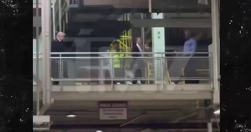 Трамп вступил в перепалку с рабочим на заводе Ford после напоминания о деле Эпштейна