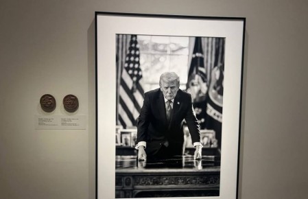 В Национальной портретной галерее в Вашингтоне убрали упоминание об импичменте Трампу