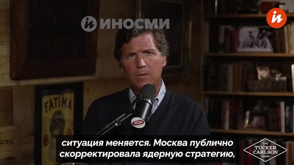 Недавний российский удар по Украине с применением гиперзвуковых ракет стал недвусмысленным сигналом Западу, заявил американский журналист Такер Карлсон