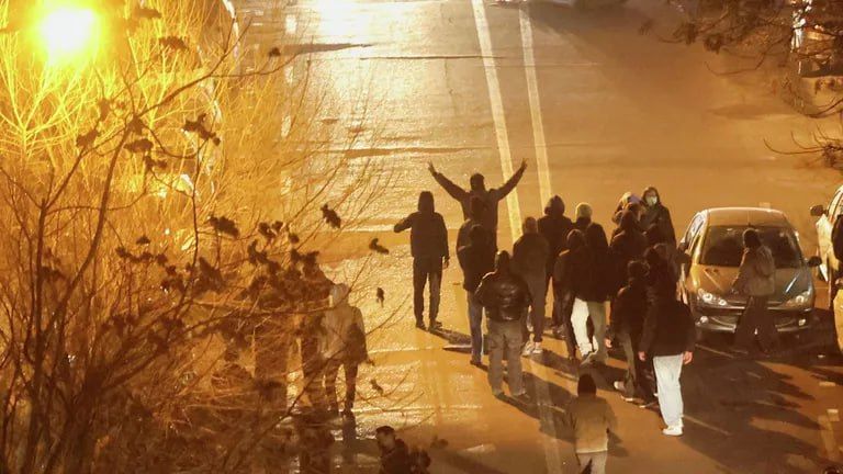 Некоторым протестующим в Иране платили за поджог машин