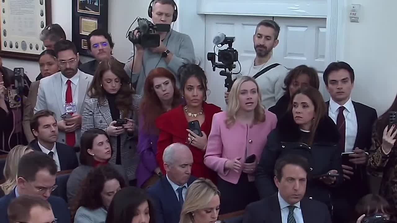 Планы Европы по отправке войск в Гренландию не меняют решение Трампа завладеть островом, заявили в Белом доме