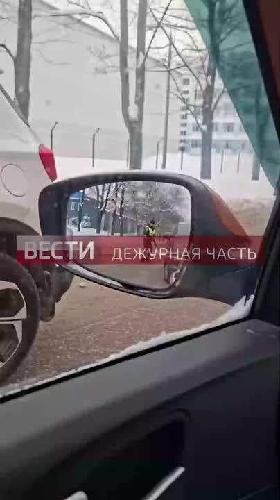 Сотрудникам ДПС в подмосковной Балашихе пришлось применить оружие, чтобы остановить Porsche c закрытыми номерами, сообщают "Вести