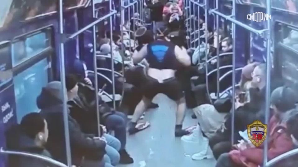 Мужчину, который танцевал в плавательной маске и ластах на станциях и в вагонах московского метро, арестовали на четверо суток, сообщила Ирина Волк