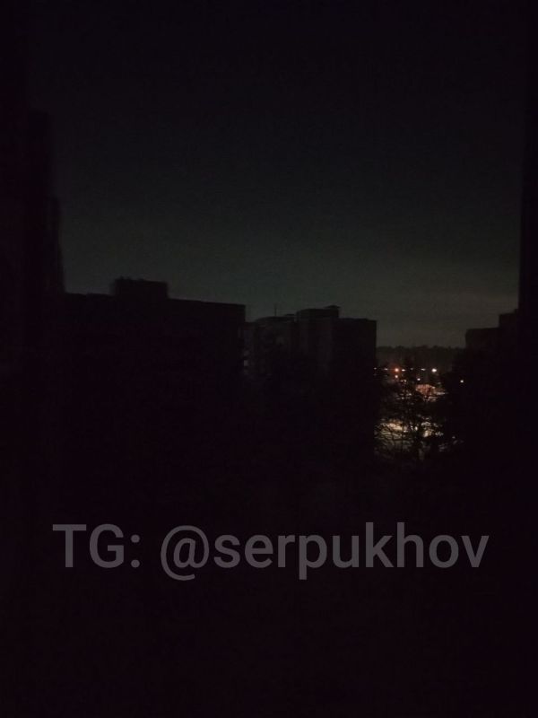 Местные паблики сообщают, что значительная часть подмосковного Серпухова осталась без света