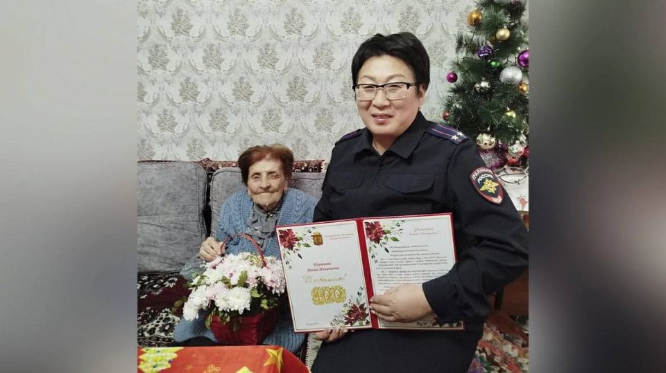 Полицейские Бурятии поздравили со 100-летием труженицу тыла – вдову сотрудника милиции, участника Великой Отечественной войны Начальник отделения по работе с личным составом ОМВД России по Кяхтинскому району Республики...