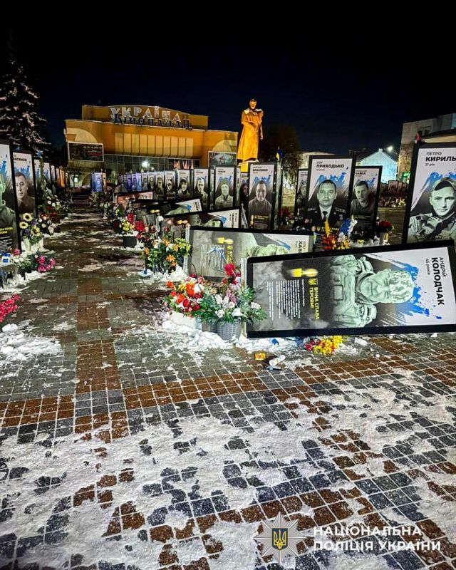 В Ровно женщина разбросала портреты погибших солдат ВСУ