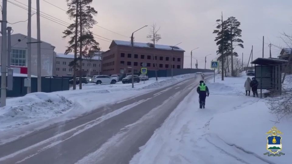 Сотрудники ГИБДД работают на месте ДТП с участием несовершеннолетнего
