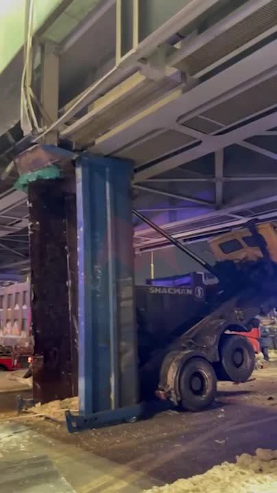 Самосвал с поднятым кузовом застрял под мостом у метро "Технопарк" на юге Москвы
