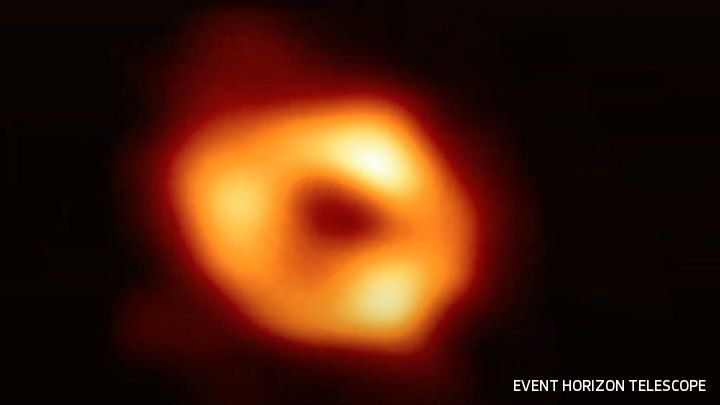 Астрономы из проекта Event Horizon Telescope планируют весной снять первое в истории видео черной дыры, сообщает Guardian со ссылкой на сооснователя компании Серу Маркофф