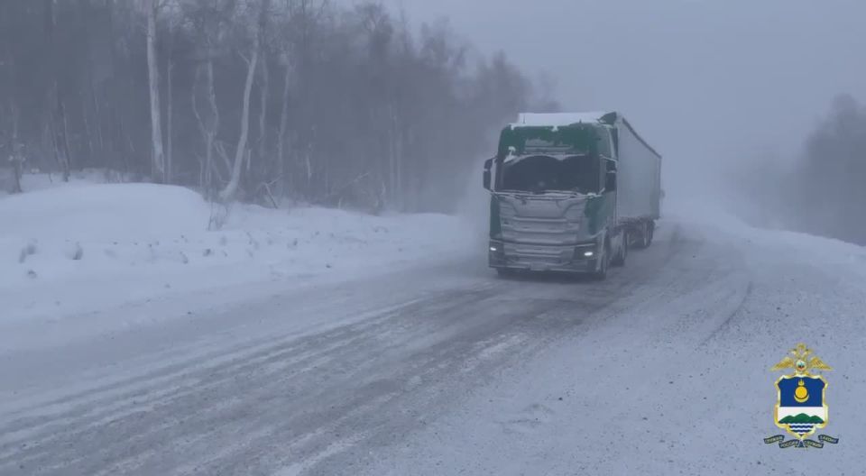 Сотрудники Госавтоинспекции несут службу в сложных погодных условиях в Кабанском районе