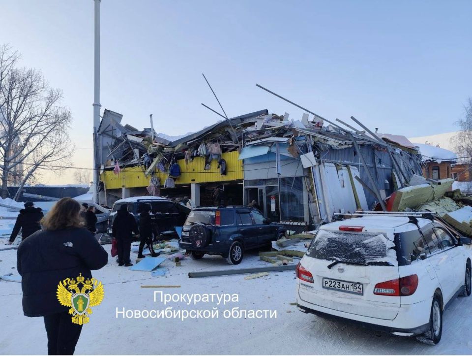 Кровля обрушилась в административном здании в Новосибирске, информация о пострадавших уточняется, сообщили в прокуратуре региона