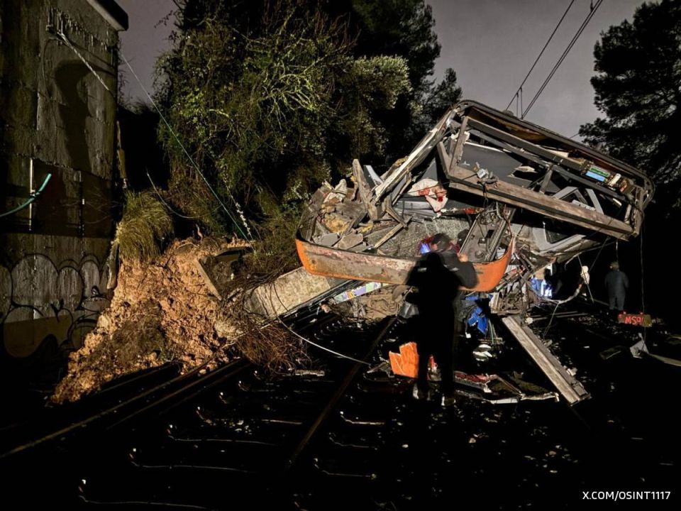 По меньшей мере один человек погиб, еще 15 пострадали в результате столкновения поезда с подпорной стеной, упавшей на рельсы, в испанском регионе Каталония, сообщает система неотложной помощи региона