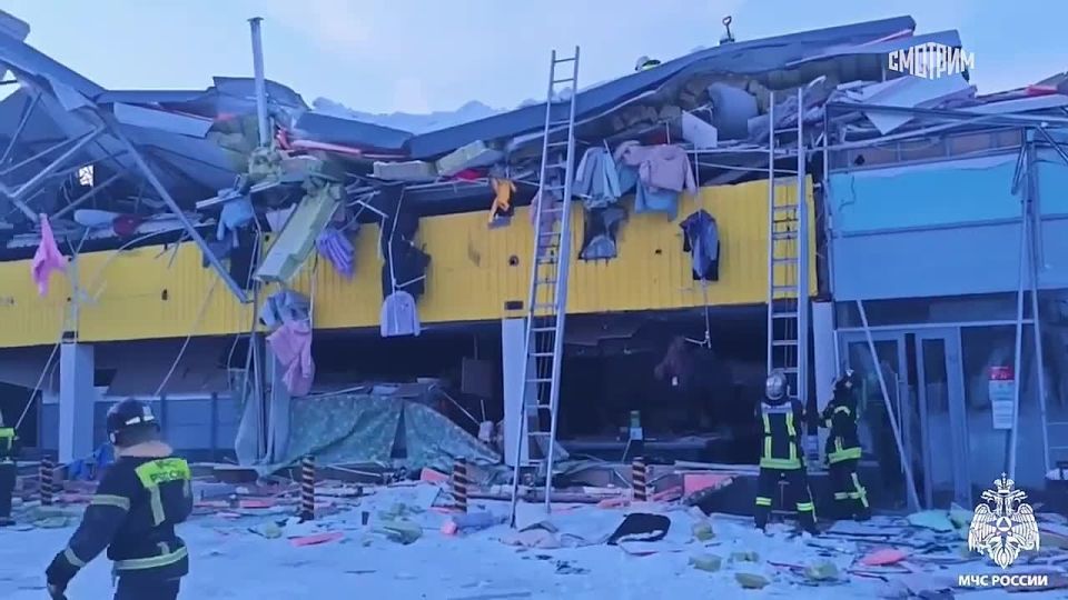 Сотрудники МЧС продолжают ликвидировать последствия обрушения кровли ТЦ в Новосибирске