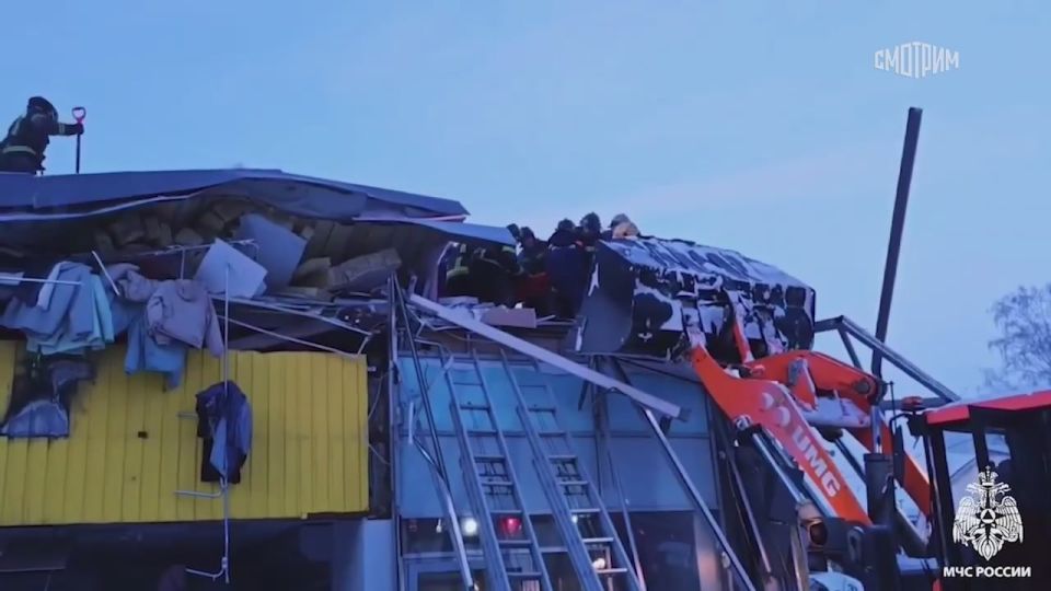 МЧС России показало кадры спасения женщины из-под завалов в Новосибирске