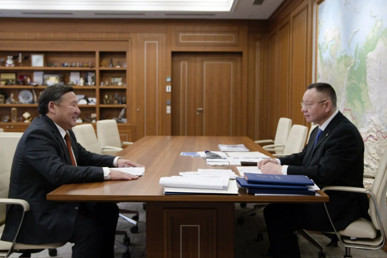 Министр строительства и ЖКХ РФ Ирек Файзуллин провел рабочую встречу с Главой Республики Тыва Владиславом Ховалыгом Министр строительства и ЖКХ РФ Ирек Файзуллин провел рабочую встречу с Главой Республики Тыва Владиславом Ховалыгом