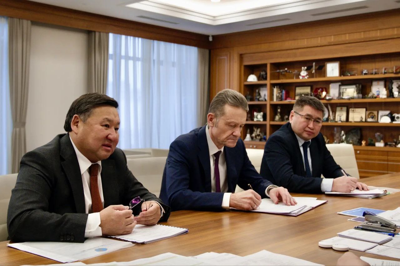 Министр строительства и ЖКХ РФ Ирек Файзуллин провел рабочую встречу с Главой Республики Тыва Владиславом Ховалыгом Министр строительства и ЖКХ РФ Ирек Файзуллин провел рабочую встречу с Главой Республики Тыва Владиславом Ховалыгом