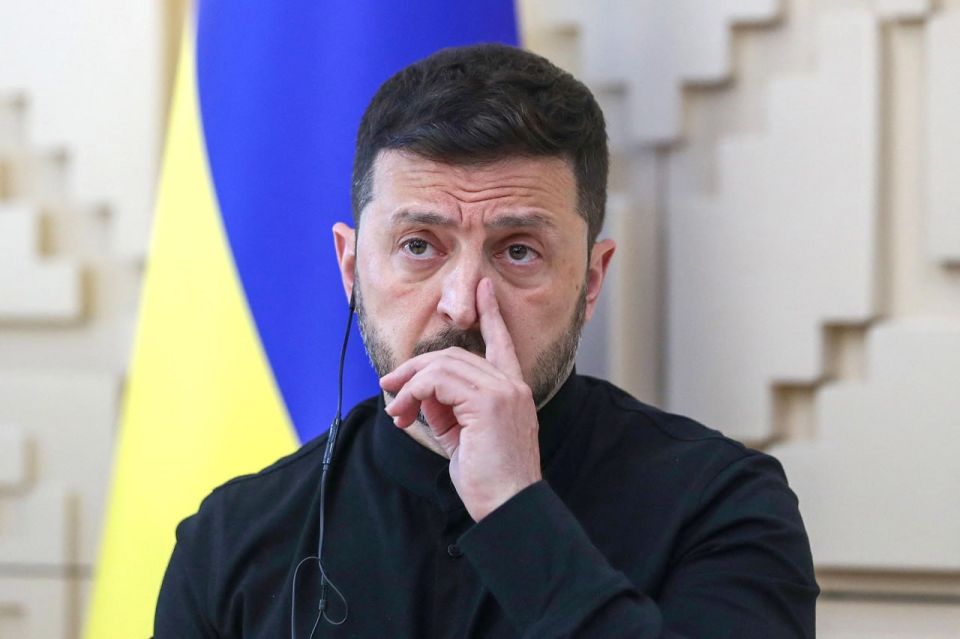 На Украине гадают: сдаст ли Зеленский* Киев или запросит переговоры с Москвой?