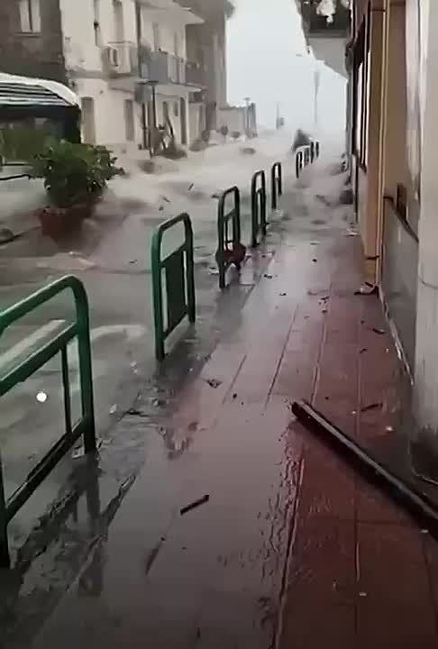 Мощный циклон «Гарри» принес штормы и снег на юг Италии