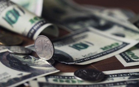 Курс доллара опустился ниже 76 рублей впервые с декабря 2025 года