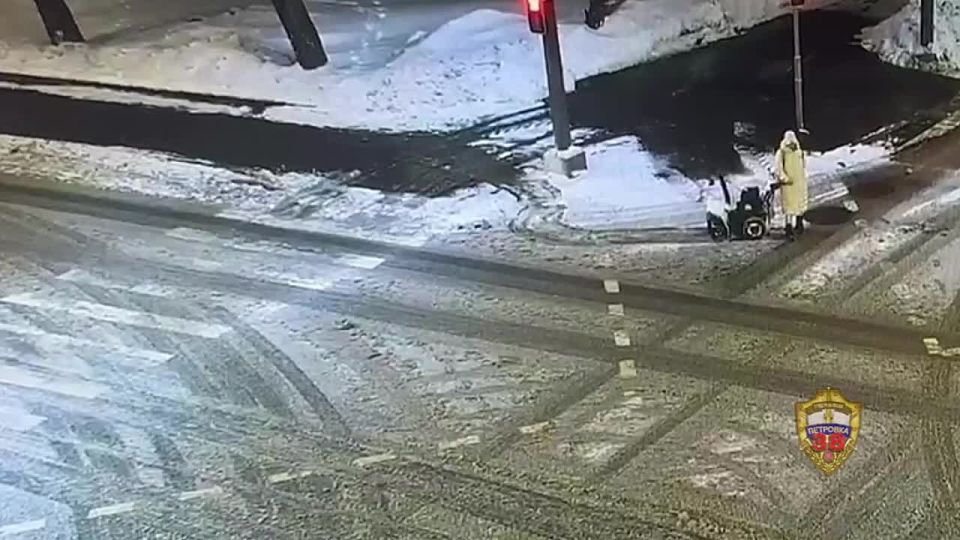 Угнала и убежала: В Москве женщина спёрла снегоуборочную машину