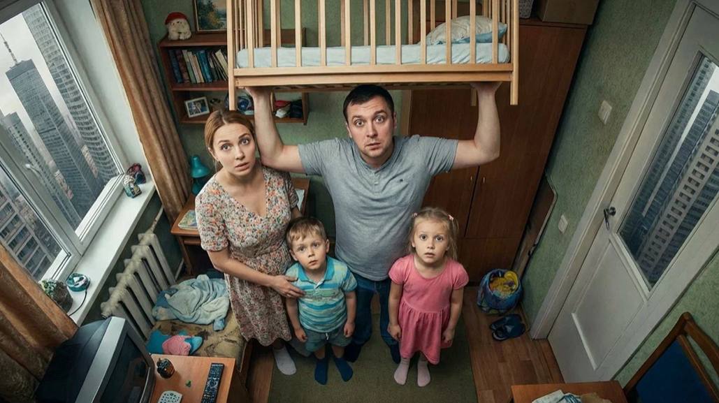 Рождаемость падает? Росстат объяснил почему: семьям негде жить