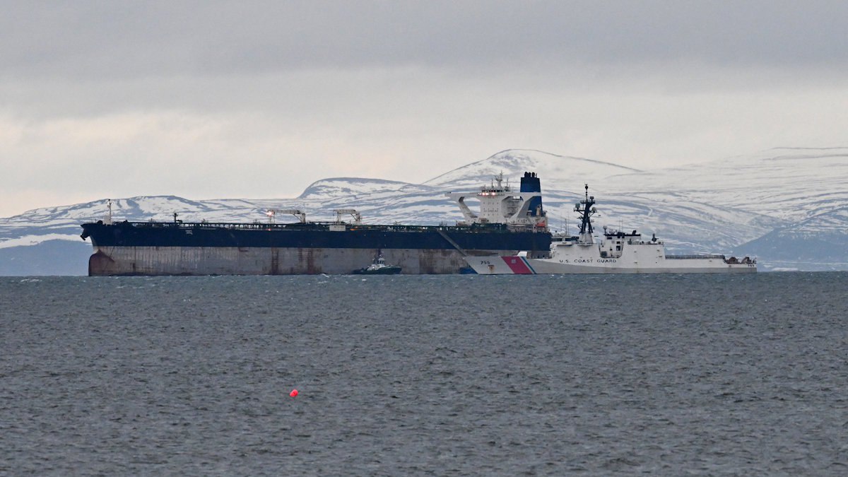 Два российских моряка с танкера «Маринера» до сих пор под арестом, несмотря на обещание США
