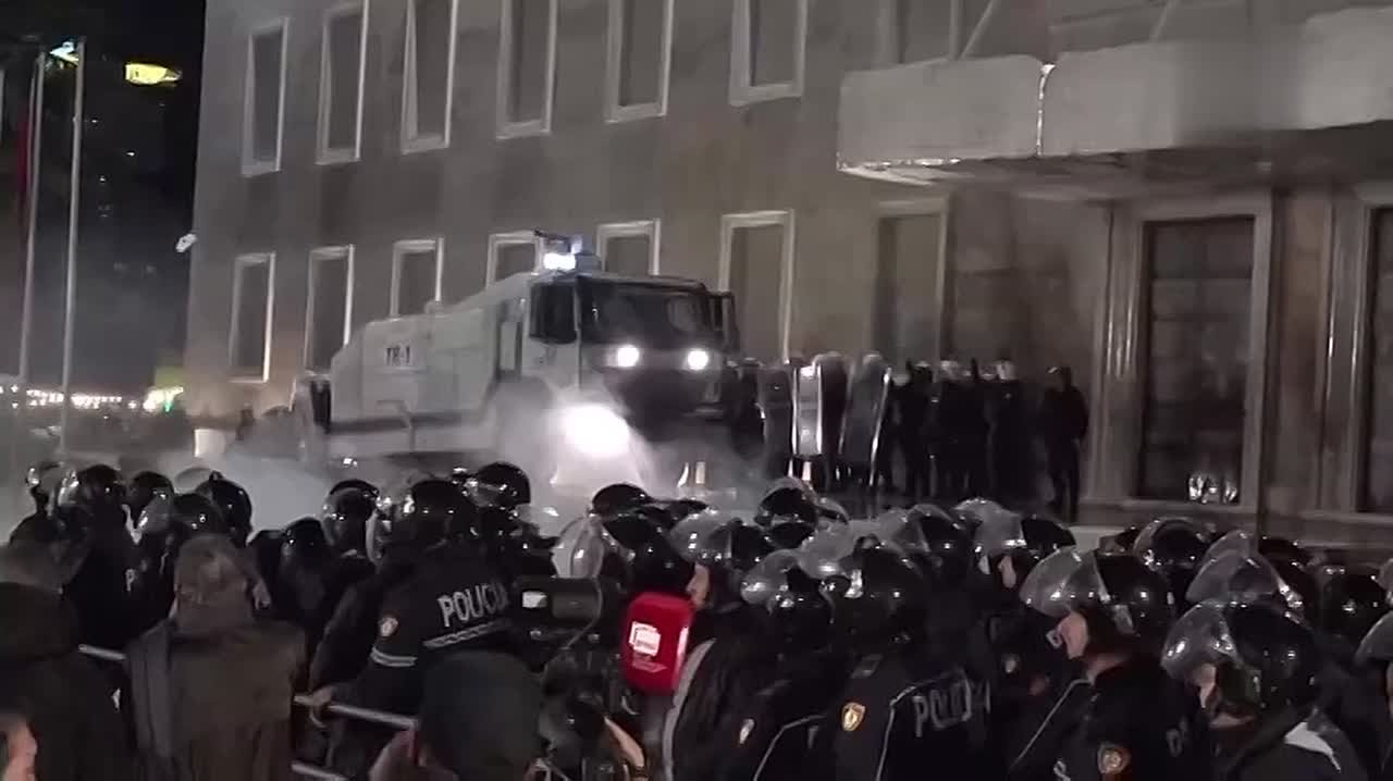 Десять полицейских ранены в ходе беспорядков в албанской столице