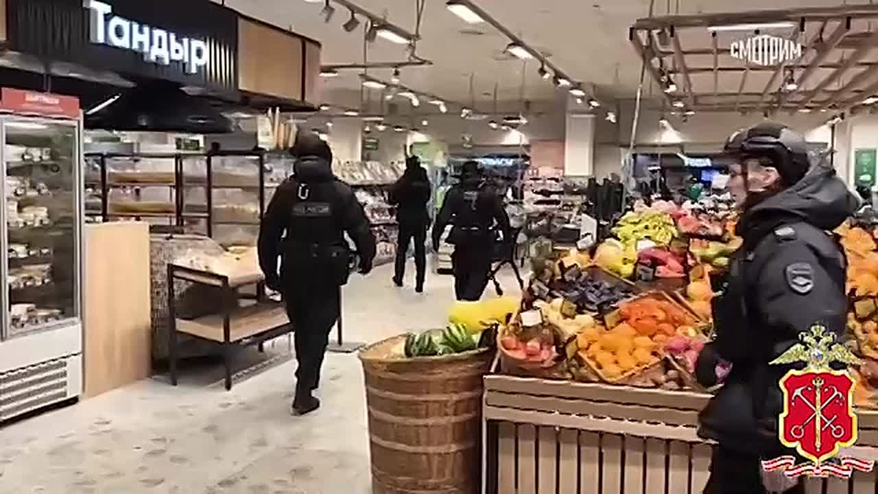 375 иностранцев доставлены в отделы в результате сегодняшнего рейда полиции и Росгвардии в 139 магазинах сети "Перекресток" в Петербурге и Ленобласти, а также в распределительном центре X5 Retail Group