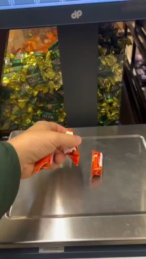 Сто рублей за три конфетки