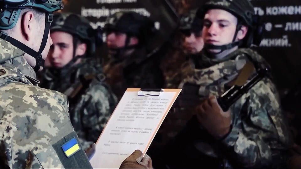 Отслужил и снова в строй.. Украинские власти нашли новый способ пополнить ряды армии. Как заявил секретарь парламентского комитета по обороне Роман Костенко, молодые люди от 18 до 24 лет, подписавшие «молодежный контракт» с...