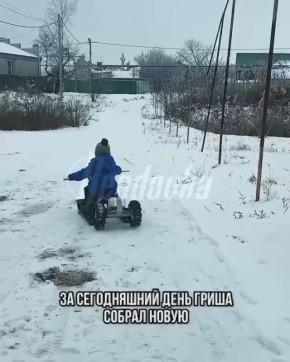 Папа-инженер собрал для сына снегоход из старых санок и гироскутера