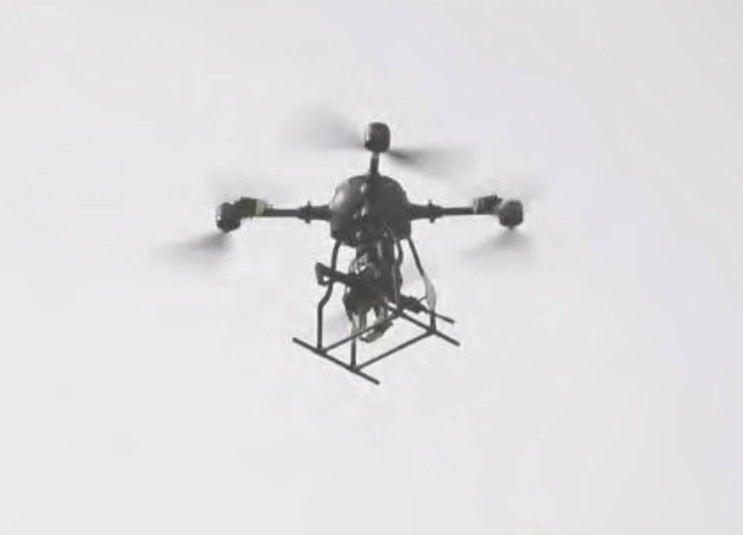 Китай испытал боевой дрон с винтовкой