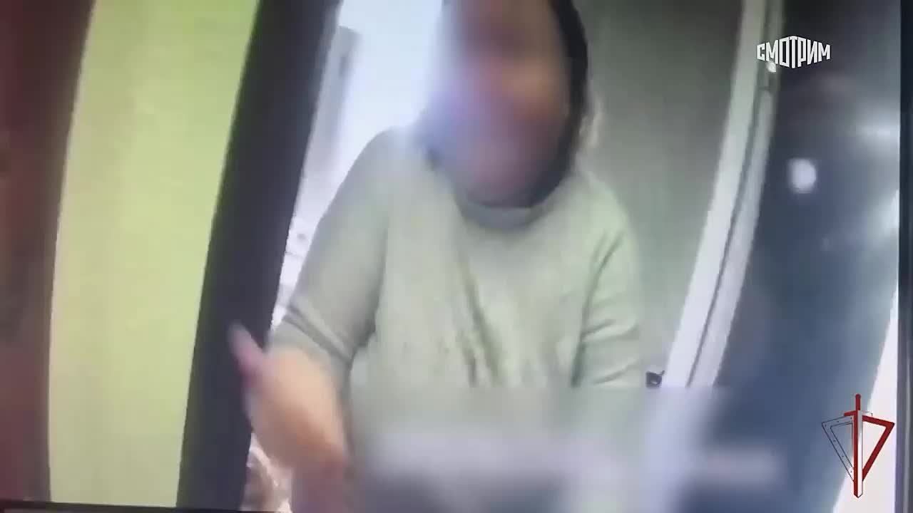 В Москве задержали пьяного мужчину, который несколько раз ударил пожилую соседку ложкой для обуви из-за ее частых заказов в сервисах доставки, сообщили в Росгвардии