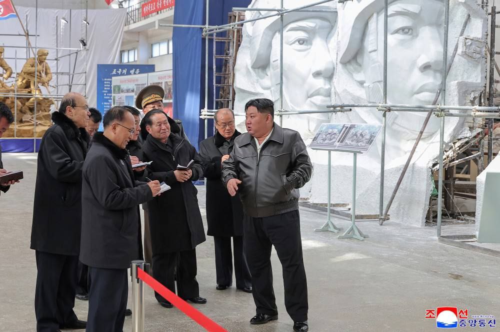 Пхеньян отлил героев в бронзе: Ким Чен Ын показал, как чтит память тех, кто освобождал Курскую область Пхеньян отлил героев в бронзе: Ким Чен Ын показал, как чтит память тех, кто освобождал Курскую область