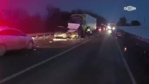 Два человека погибли, двое сотрудников ГИБДД пострадали в результате столкновения грузовика и нескольких легковых автомобилей в Курской области
