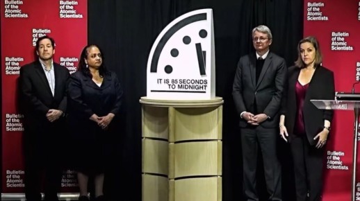 нынешний перевод часов "судного дня" еще на несколько секунд вперед, до исторических значений — чистый хайп, основанный на американской внутриполитической борьбе на фоне предстоящих в этом году промежуточных выборов