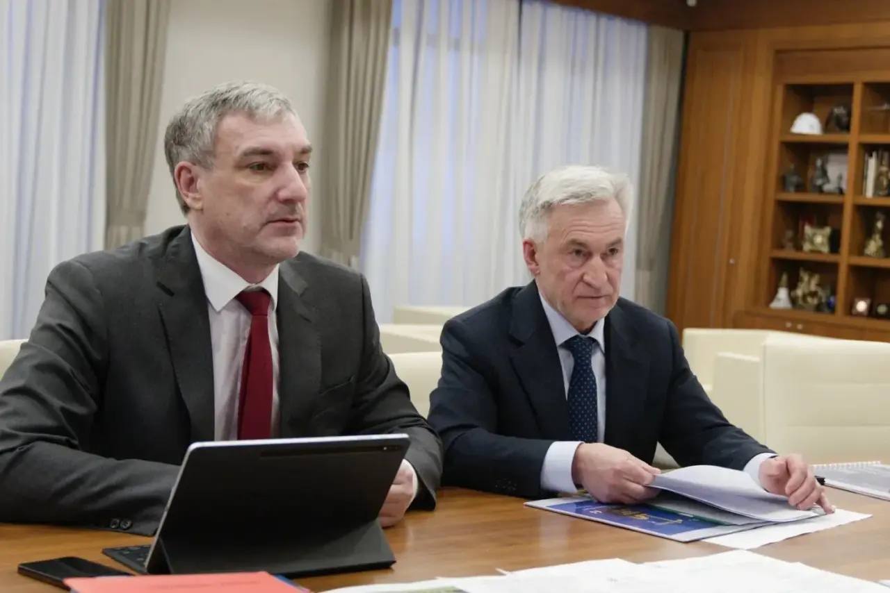 Глава Минстроя России Ирек Файзуллин провел рабочую встречу с Губернатором Амурской области Василием Орловым Глава Минстроя России Ирек Файзуллин провел рабочую встречу с Губернатором Амурской области Василием Орловым
