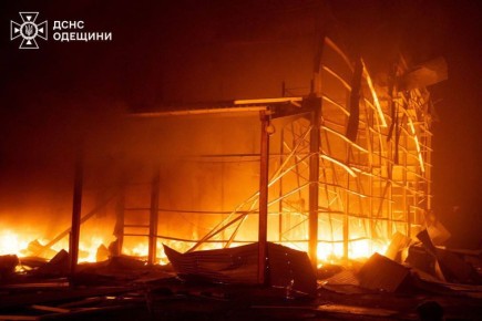 Мощный пожар возник на промышленном объекте Одессы в результате ударов ВС РФ. Повреждены складские и производственные здания, а также грузовики