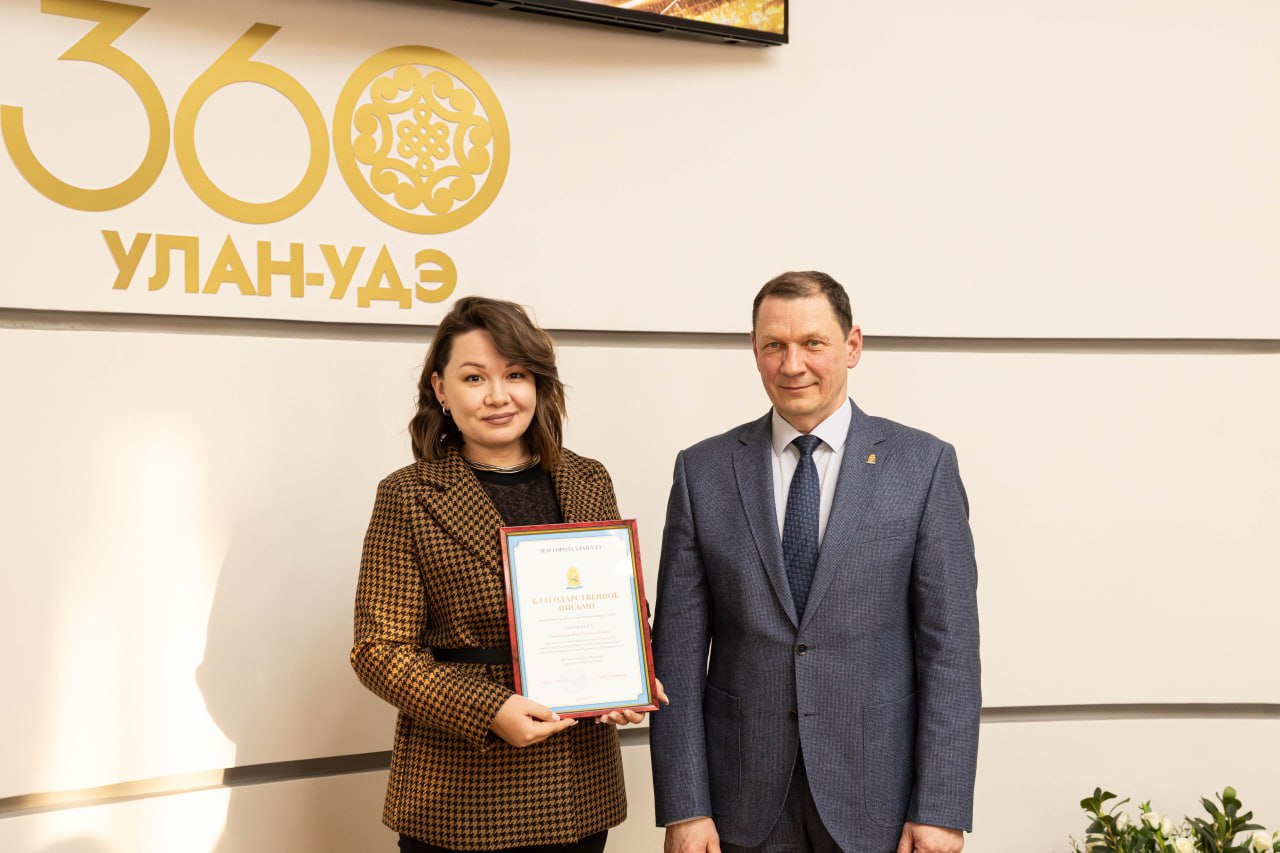 Мэр Улан-Удэ наградил победителей конкурса журналистских работ Мэр Улан-Удэ наградил победителей конкурса журналистских работ