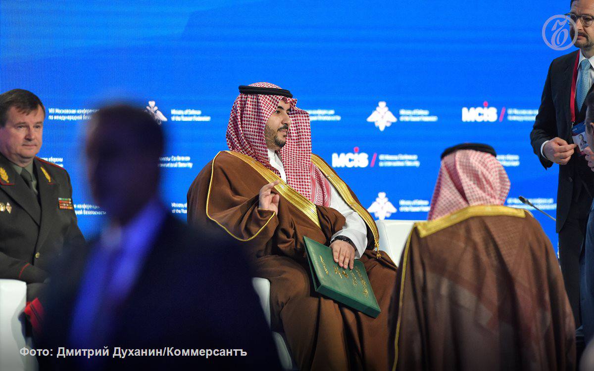 Если Дональд Трамп не нанесет удары по Ирану, то иранский режим станет сильнее, заявил глава Минобороны Саудовской Аравии принц Халид бин Салман Аль Сауд