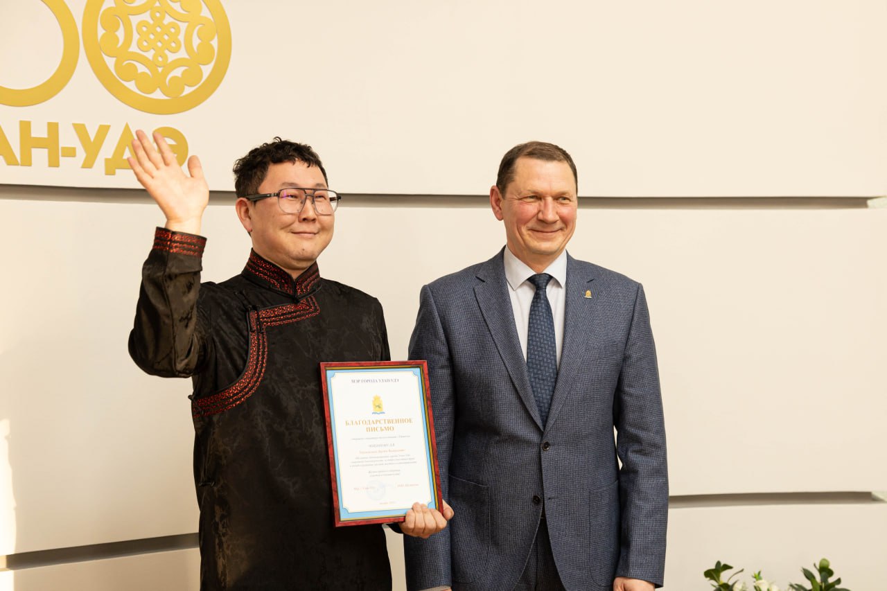 Мэр Улан-Удэ наградил победителей конкурса журналистских работ Мэр Улан-Удэ наградил победителей конкурса журналистских работ