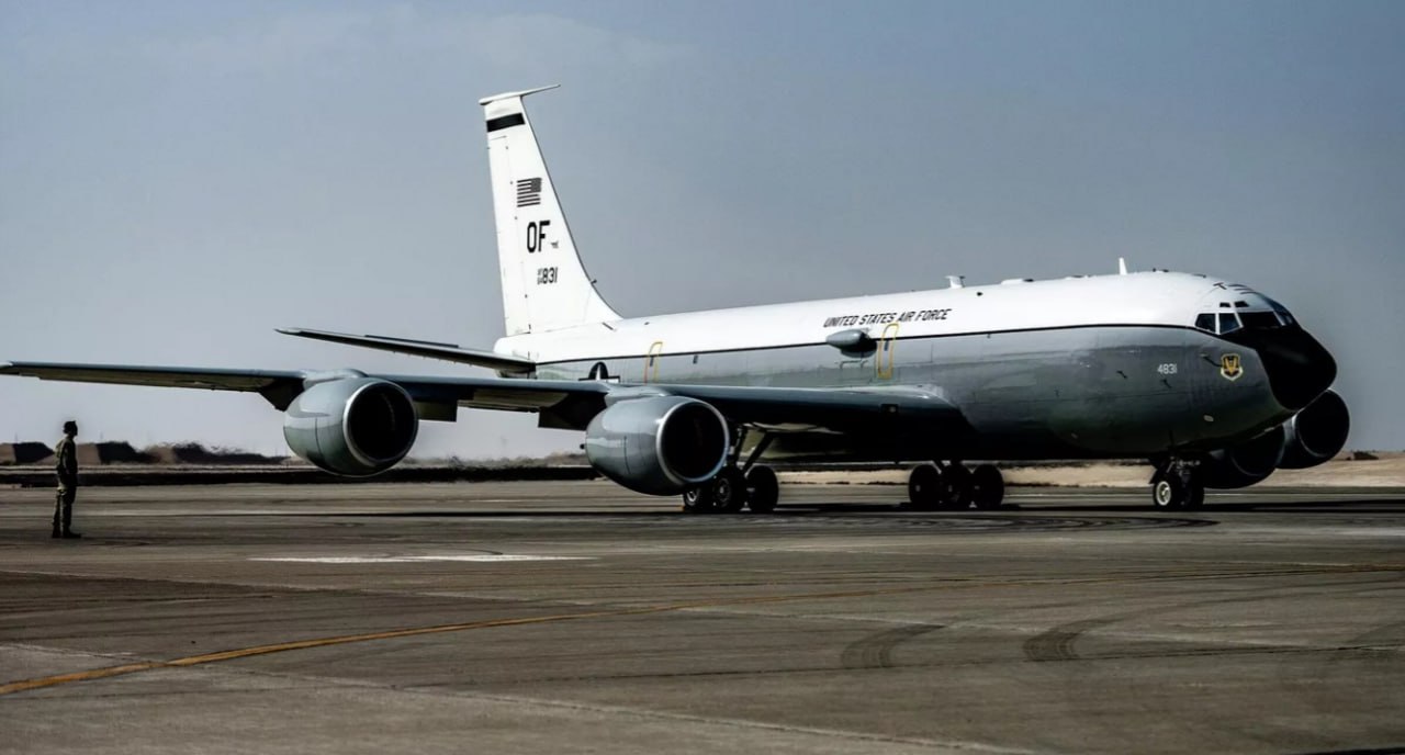 Самолет США, следящий за ядерными испытаниями, прибыл на британскую авиабазу