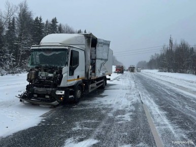 Шесть автомобилей, в том числе несколько грузовиков, столкнулись на трассе в Вологодской области, пострадала женщина, сообщает управление МВД по региону