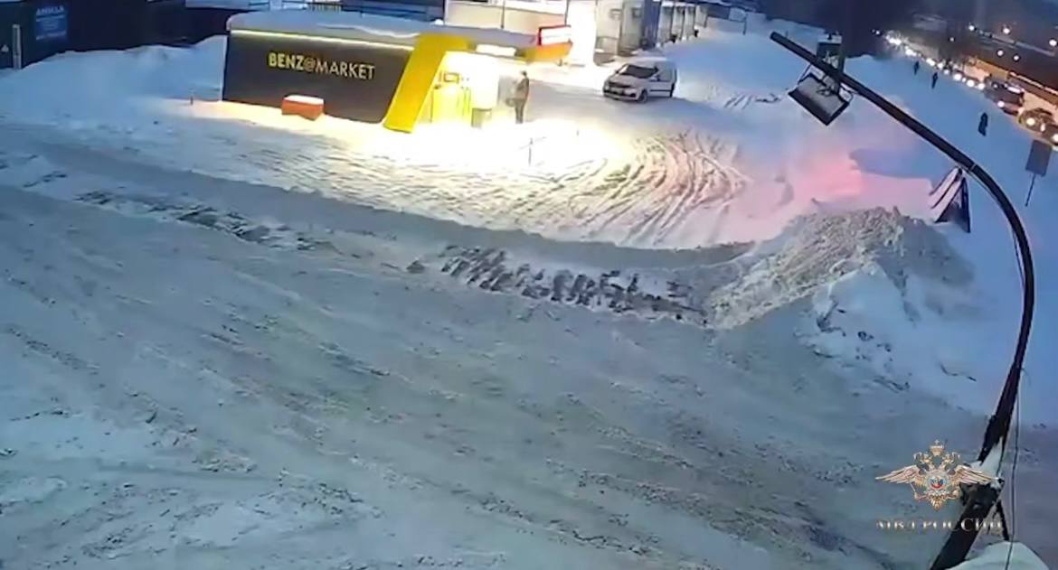 "Добрые дяди" из интернета: Кто заставил тринадцатилетнего мальчика взять спички и пойти на АЗС?