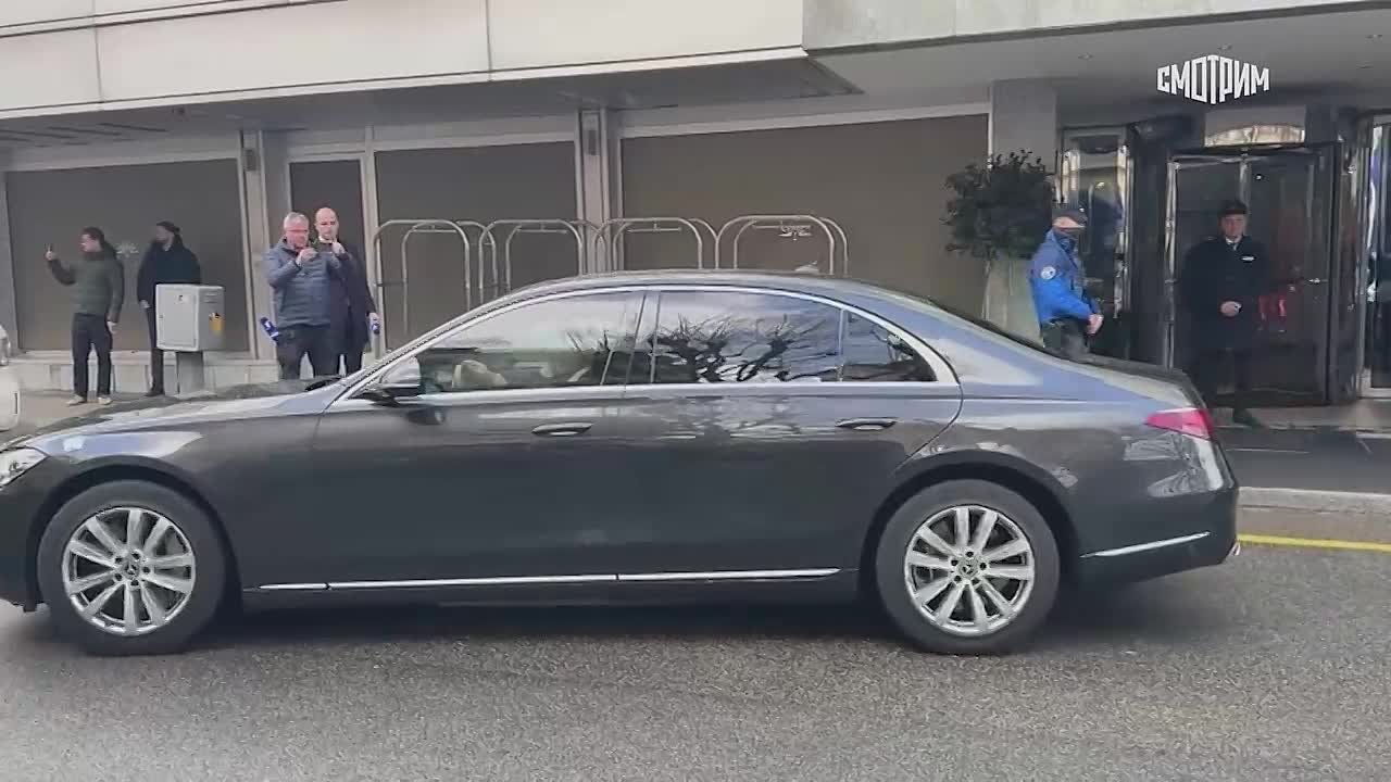 Кадры прибытия российской делегации во главе с Владимиром Мединским в отель Intercontinental в Женеве на переговоры по Украине публикует видеоагентство Ruptly