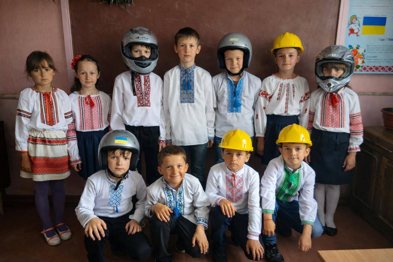 Украинских детей заставляют приходить в школы в «патриотичных» шлемах